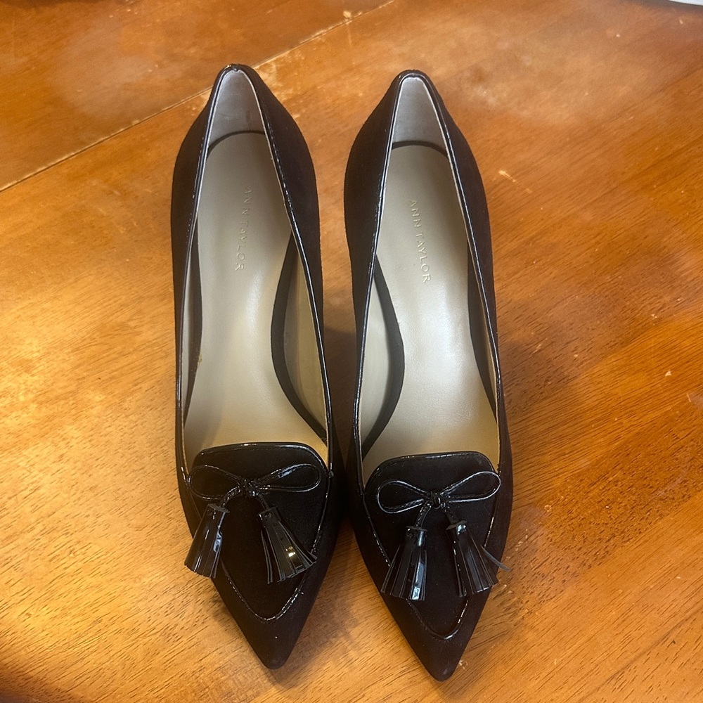 Ann Taylor Aiden Piped Suede Tassel Pumps. Sz6.5